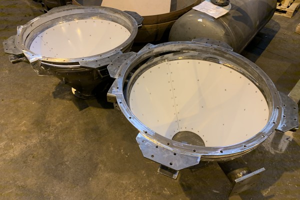 Lined vibrating chute
